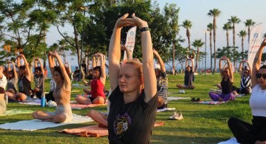 Sahilde yoga yaptılar