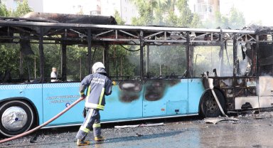 Seyir halinde alev alan halk otobüsü küle döndü; o anlar kamerada