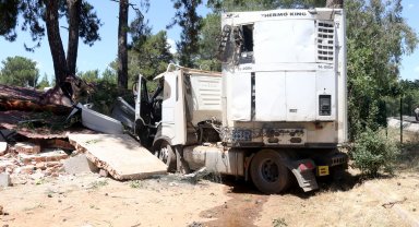 TIR balık üretim tesisi lojmanının odunluğuna girdi: 1 yaralı