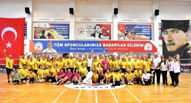 Veteranlar badminton şenliği başladı
