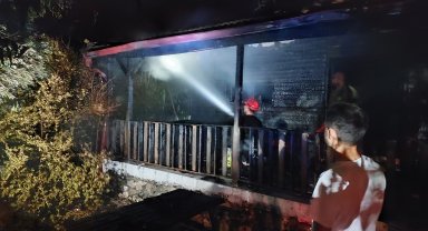 Yanan bungalovu gönüllü itfaiyeciler söndürdü