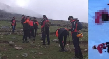 Ağrı Dağı'nda kaybolan 1'i kadın 2 dağcı, buzul platosunda donmuş halde bulundu
