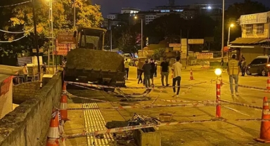 Ankara'da iş makinası TIR'dan düştü, faciadan dönüldü