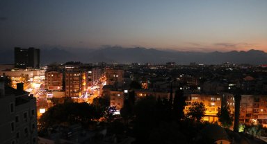 Antalya'da 'asgari ücret' için ışıklar açılıp, kapatıldı