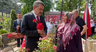 Bakan Tekin'den 15 Temmuz Şehitliği'ne ziyaret