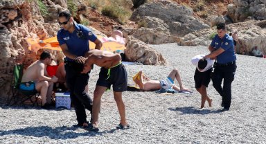 Balta ve neşterle polise direndiler, biber gazıyla etkisiz hale getirildiler