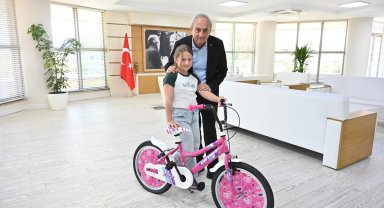 Başkan Kocagöz'den küçük Seher'e bisiklet