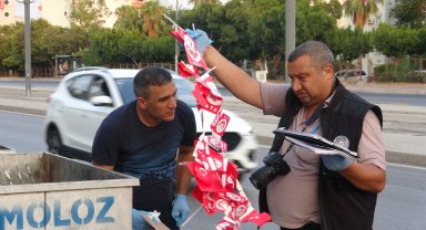 Çöp konteynerinde Türk bayrağını görünce polise haber verdi