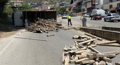 Devrilen kamyonetteki demir ve kalaslar yola saçıldı