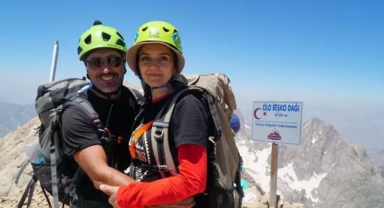Ekipmansız tırmanış yapan çiftin zirve tutkusu