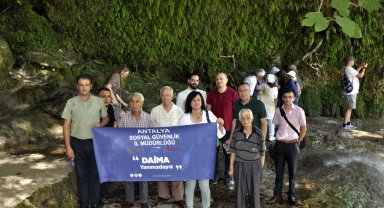 Emeklilerle doğa yürüyüşü