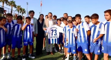 Geleceğin yıldızlarına formaları hediye edildi