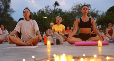 Gençler Konyaaltı'nda yoga ile buluştu
