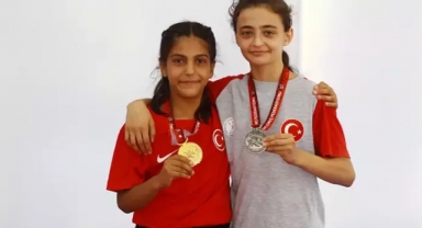 Güreş Şampiyonası'nda iki takım arkadaşı, final müsabakasında karşı karşıya geldi