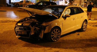 İki araç kafa kafaya çarpıştı
