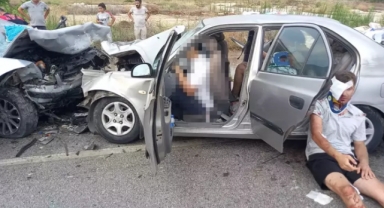 iki otomobilin kafa kafaya çarpıştığı kaza anı