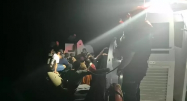 İzmir açıklarında 86 düzensiz göçmen yakalandı, 19 düzensiz göçmen kurtarıldı