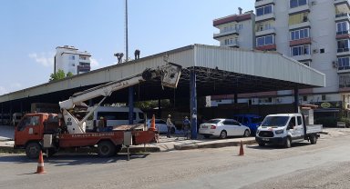 Kumluca'da eski halk pazarı yıkılıyor