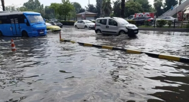 Mersin'de sağanak yağış etkili oldu