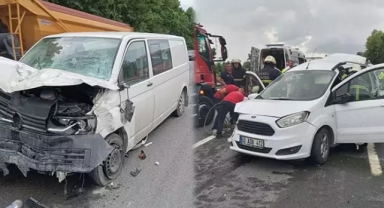 Otoyolda hafif ticari araçla minibüs çarpışt