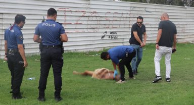 Parkta yarı çıplak halde ölü bulundu