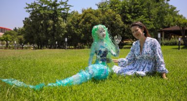 Plastik atıkları heykele dönüştürüyor