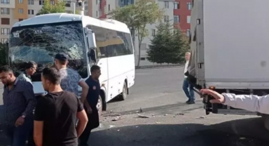 Servis midibüsü ile kamyon çarpıştı