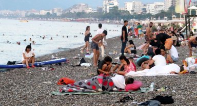Sıcak havada sahilde sabahlayıp, gün doğumunda denize girdiler