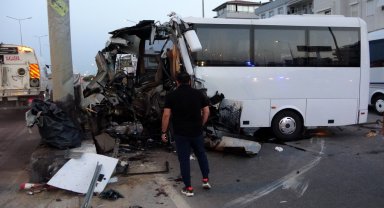 Tur midibüsü bariyere çarptı