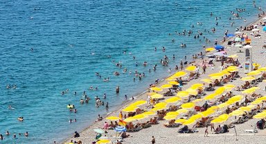 Yüksek nem ve sıcak hava bunalttı, sahiller doldu