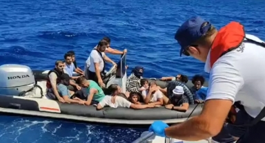 17 kaçak göçmen ile 2 göçmen kaçakçısı yakalandı