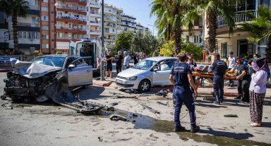 2 otomobil sokak kesişiminde çarpıştı: 3 yaralı
