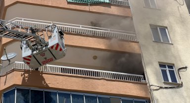 6'ncı kattaki dairede yangın çıktı, apartman sakinleri kendilerini sokağa attı
