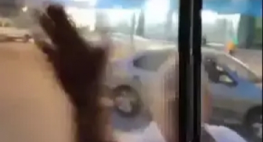 Ambulansa yumrukla saldırdı