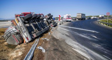 ANTALYA Bariyerlere çarpıp devrilen TIR'ın şoförü yaşamını yitirdi