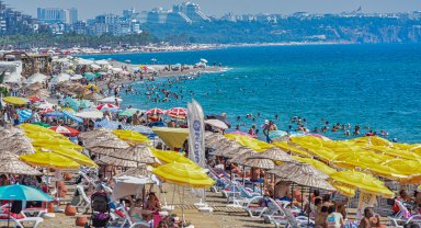 Antalya sahillerinde bayram yoğunluğu