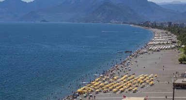 Antalya'da kavurucu sıcakta plajlar doldu