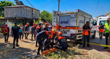 Antalya'daki deprem tatbikatı, gerçeğini aratmadı; gözyaşlarını tutamadılar