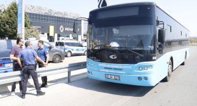 Halk otobüsünün anahtarını alıp kaçtı