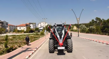 Dev traktörü gelin arabası oldu