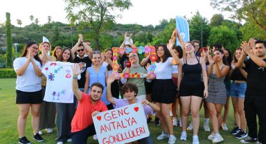 Gençlerden dünyaya mesaj