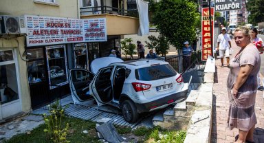 Hafif ticari araçla çarpışan otomobil, apartman bahçesine uçtu