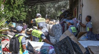 İki evden 12 kamyon çöp çıkarıldı