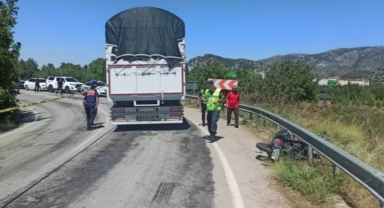 Kamyonla çarpışan motosikletteki Zühtü ile Yiğit öldü
