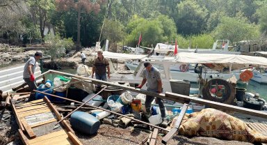 Kemer Balıkçı Barınağı'ndaki kaçak yapılar kaldırıldı