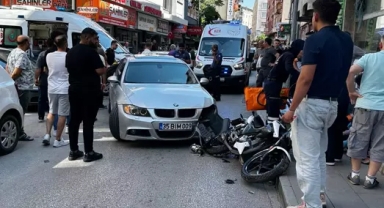 kontrolden çıkan motosiklet kaldırımda yürüyenlere çarptı