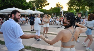 Konyaaltı'nda her pazar dans var