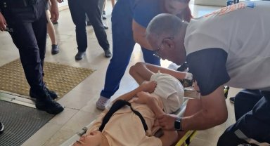 Kucağında taşıdığı kas hastasını merdivenden düşürdü