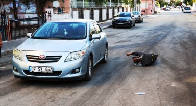 Madde bağımlısı yola yatarak, trafiği kapattı