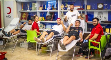 Milli sporcular ve antrenörlerinden kan bağışı
